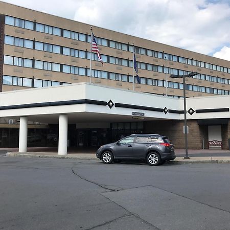 Delta Hotels By Marriott Utica Eksteriør billede