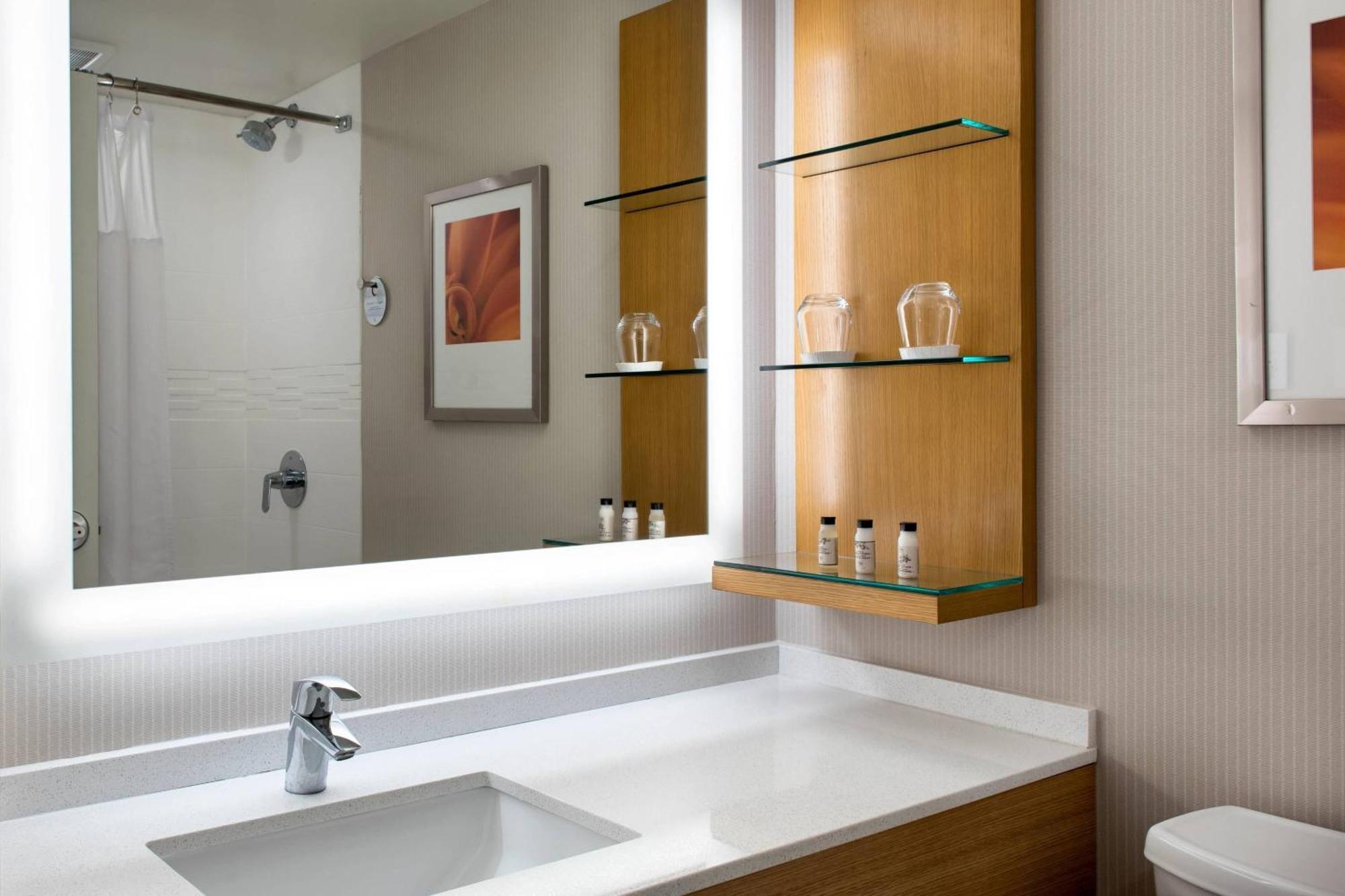 Delta Hotels By Marriott Utica Eksteriør billede